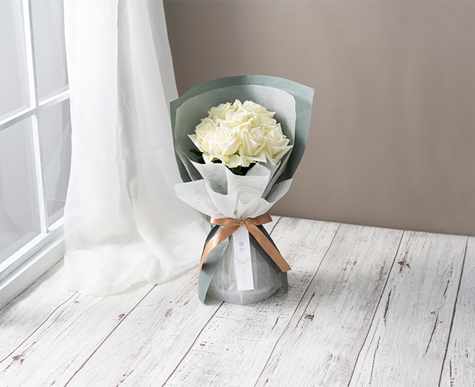 ホシファーム　届いた姿でそのまま飾れるスタンディング薔薇ブーケ　ピュア８本